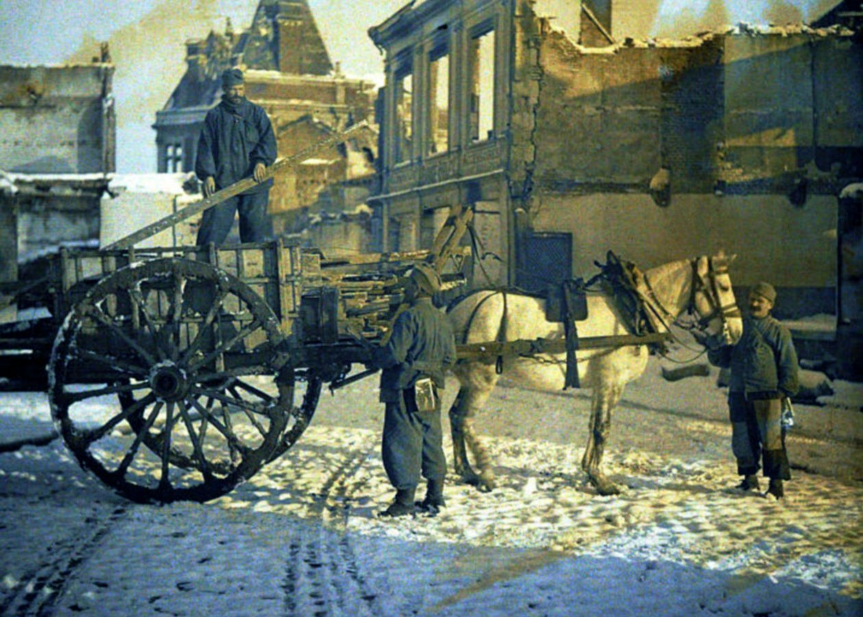 Tres soldados franceses en una calle con edificios dañados, Chauny, Aisne, Francia, 1917 de Fernand Cuville