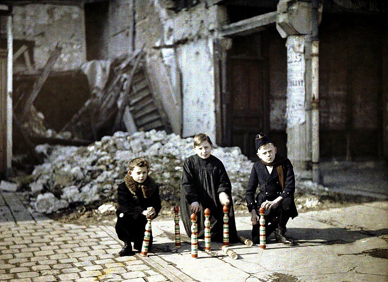 Tres niños jugando con bolos en la Place Drouet d