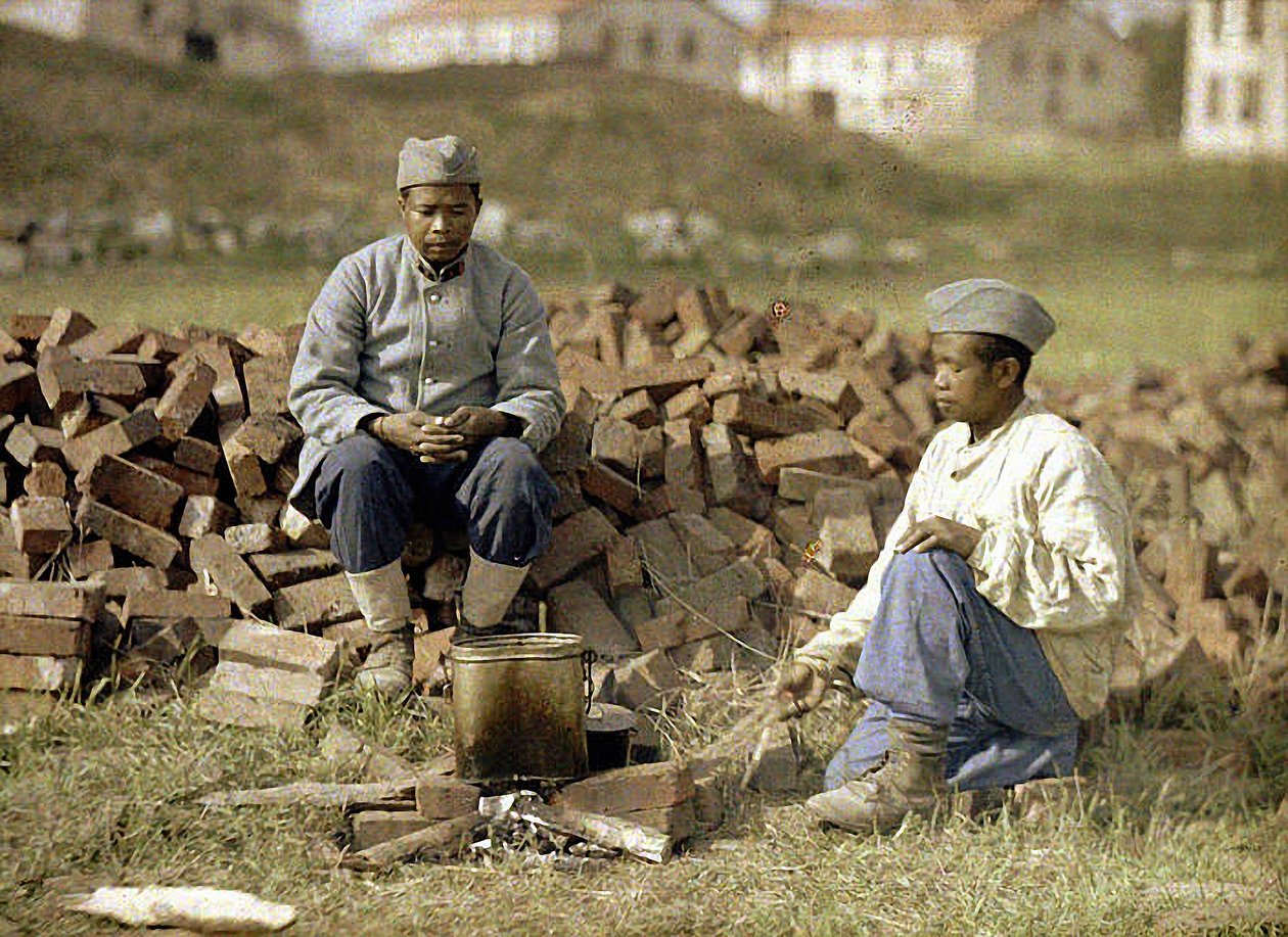Dos soldados africanos calentando una comida, Soissons, Aisne, Francia, 1917 de Fernand Cuville