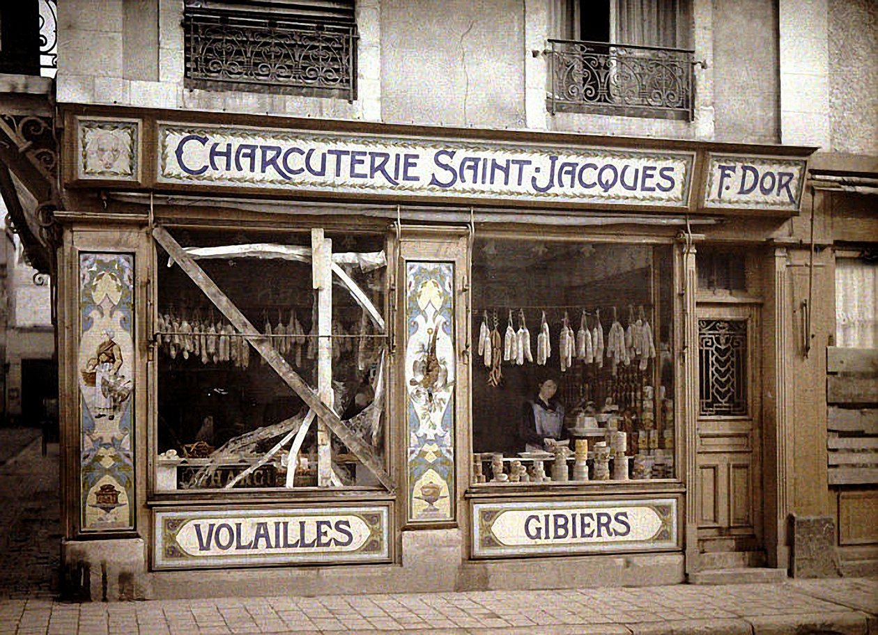 Mujer en la ventana de una carnicería, Reims, Marne, Francia, 1917 de Fernand Cuville