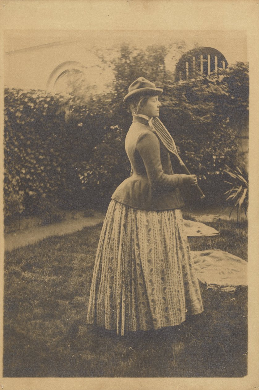 Mujer con raqueta, en un jardín de Fernand Khnopff