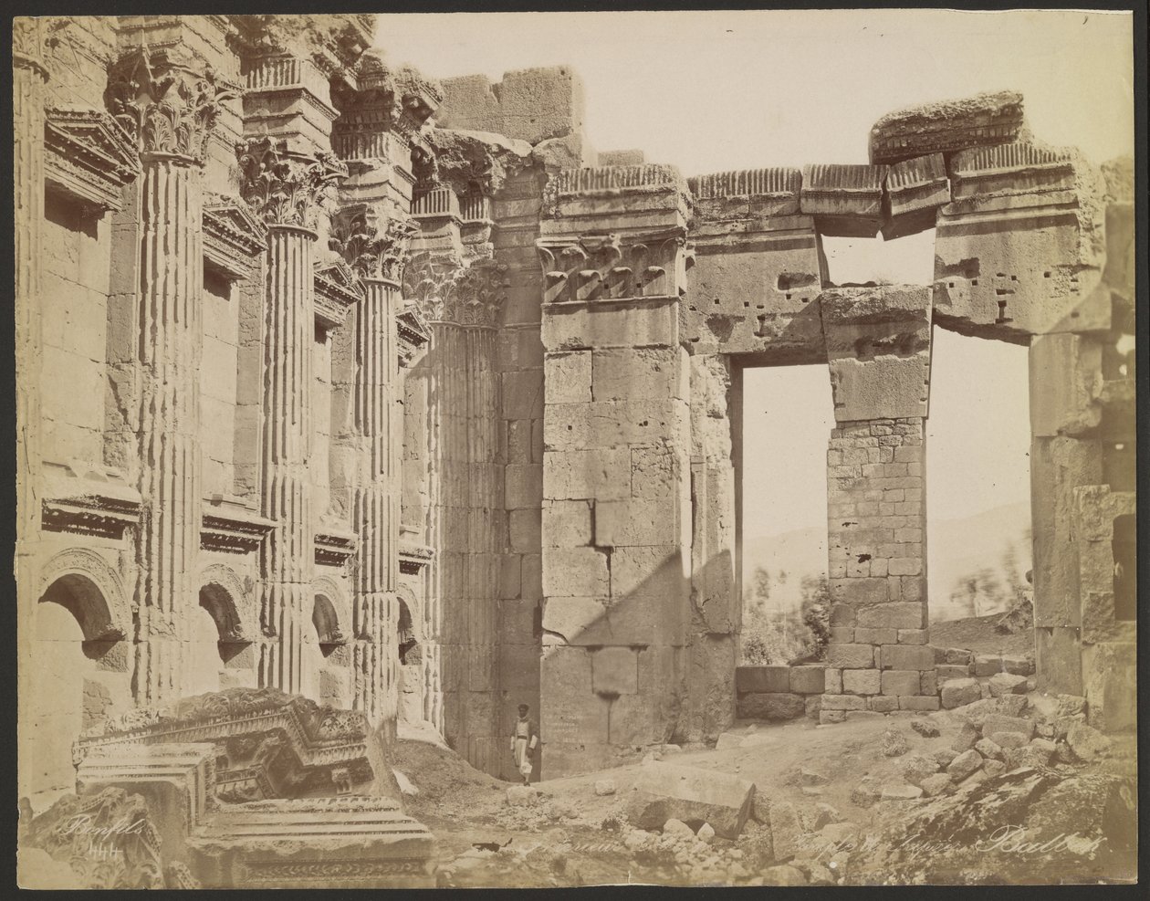 Interior, Templo de Júpiter, Balbek de Félix Bonfils