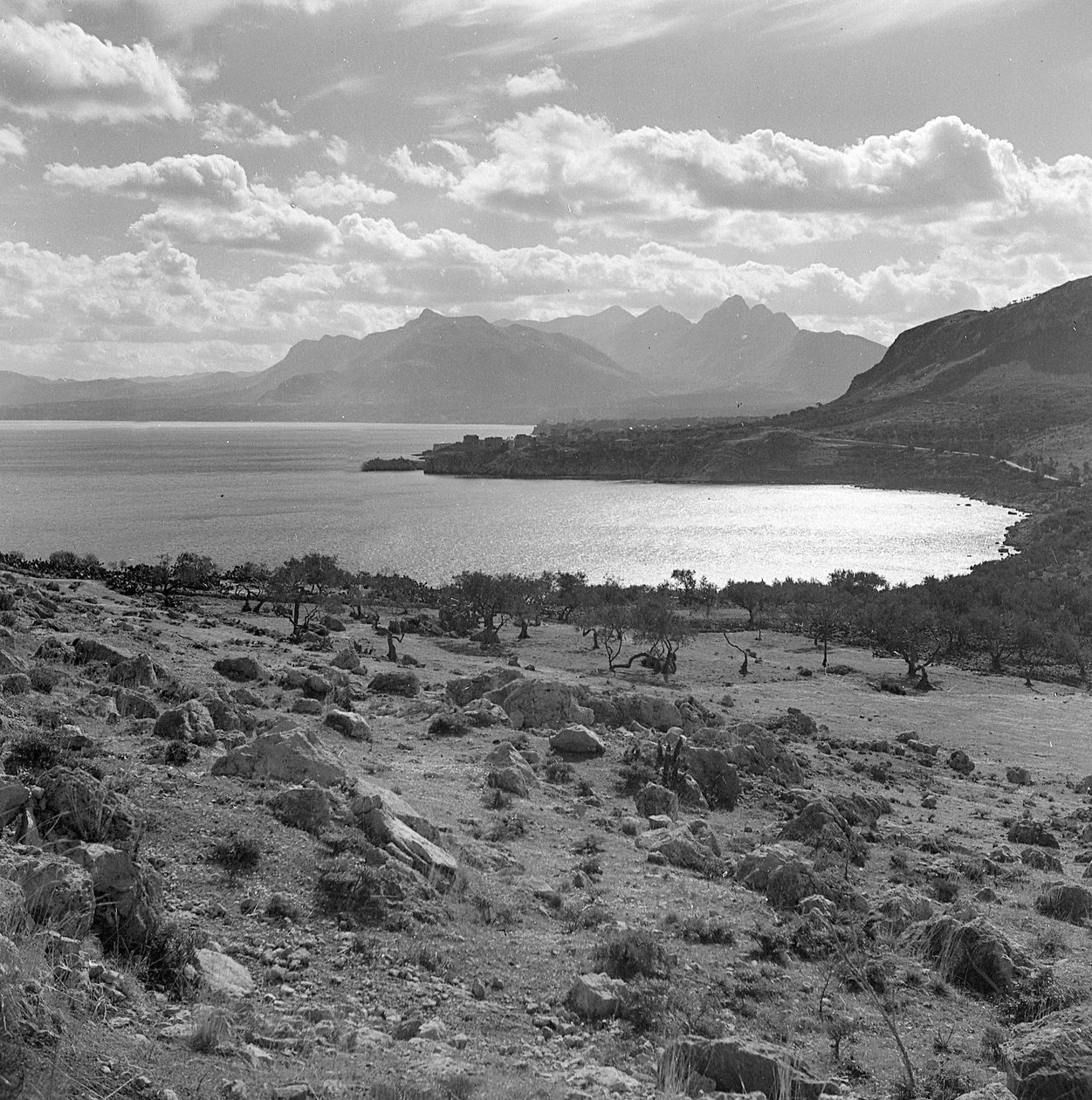 Paisaje costero siciliano de Fosco Maraini