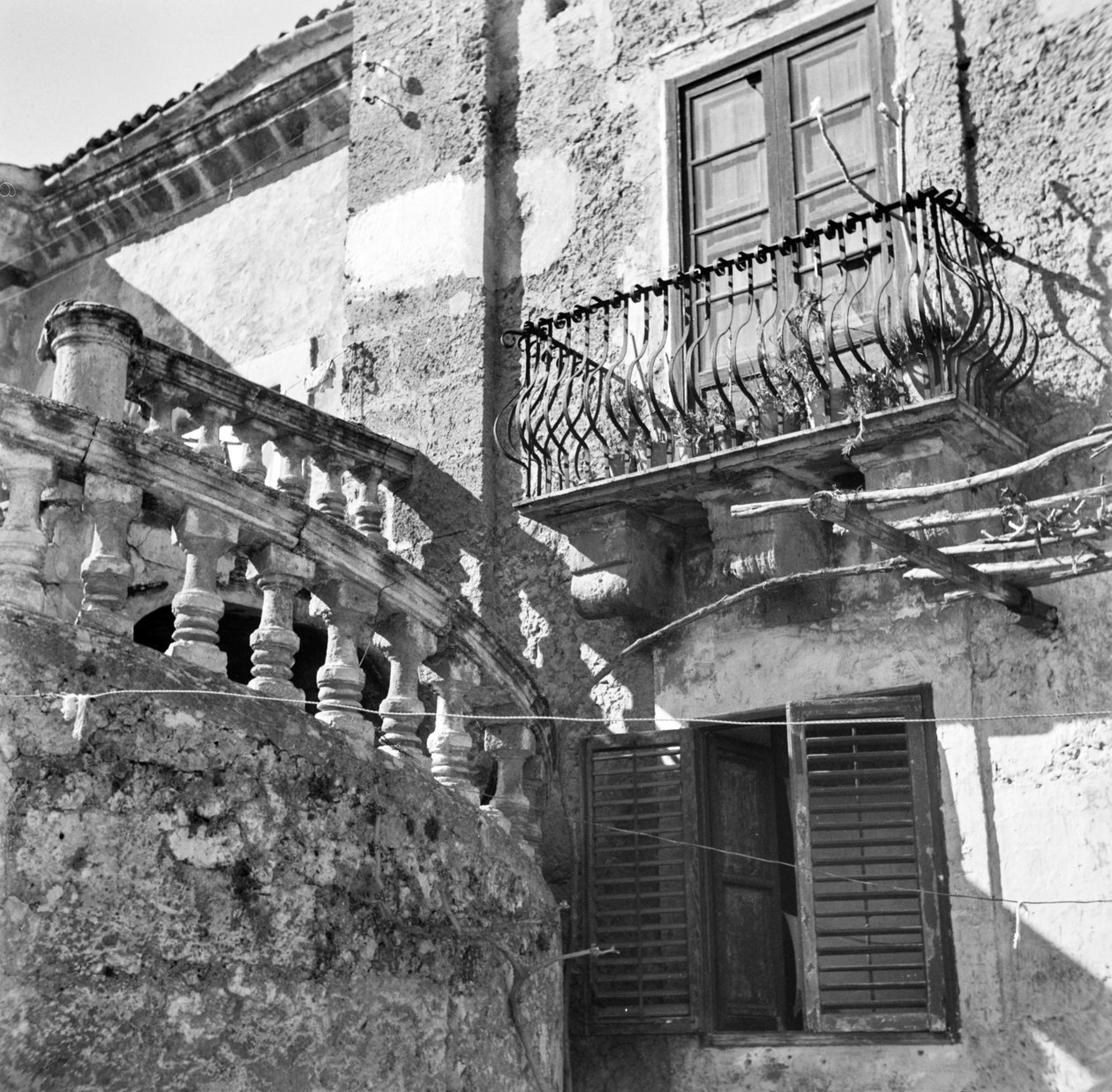 Fachada de una villa en Palermo de Fosco Maraini