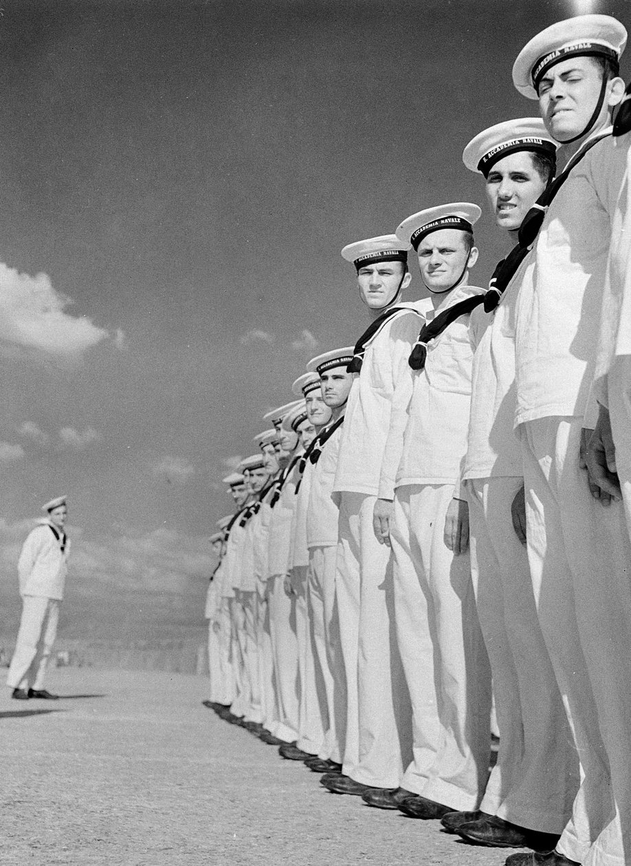 Alumnos del buque Amerigo Vespucci de Fosco Maraini