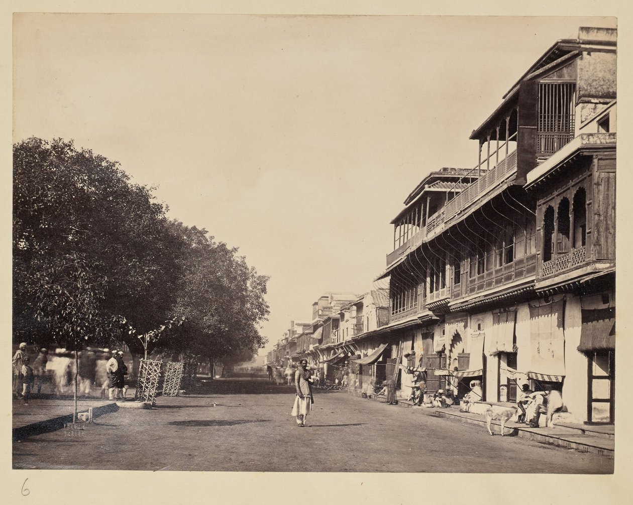 [Vista de la calle de Calcuta] de Francis Frith and Co.