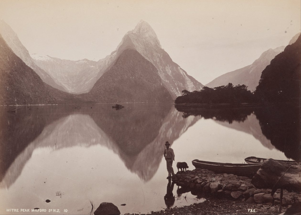 Pico Mitre, Milford Sound, NZ. Del álbum: Paisajes de Australasia de Frank Coxhead
