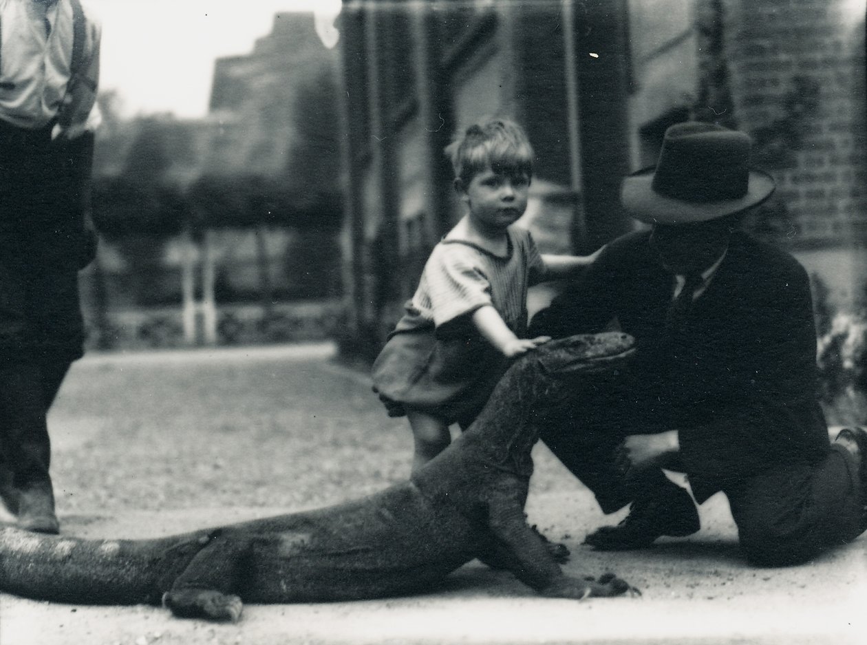 Niño con un dragón de Komodo de Frederick William Bond