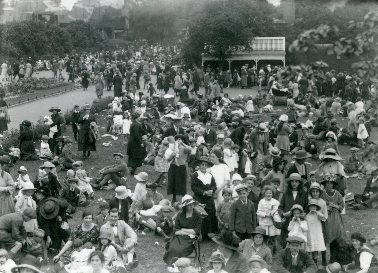 Multitudes de visitantes en el Zoológico de Londres, festivo de agosto, 1922 de Frederick William Bond