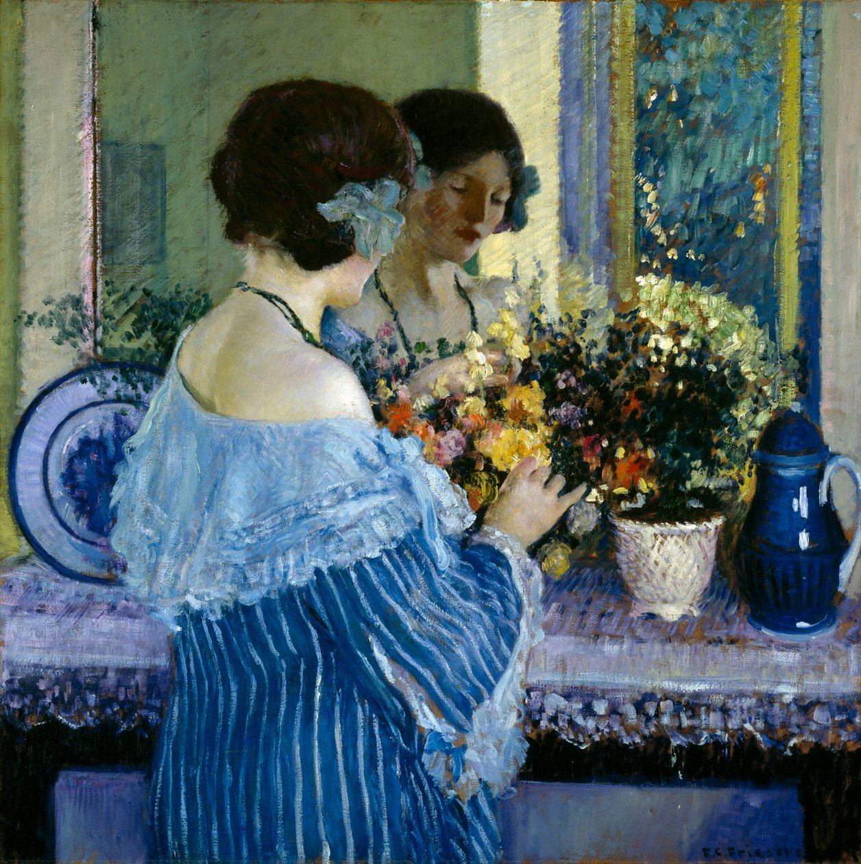 Niña en Azul Arreglando Flores de Frederick Carl Frieseke