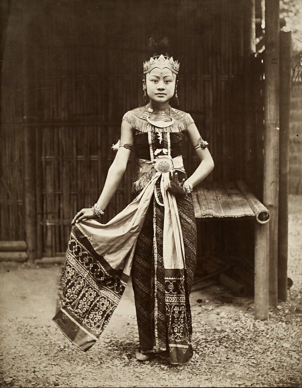Bailarina en el pueblo javanés, Exposición Universal, París, 1889 de French Photographer