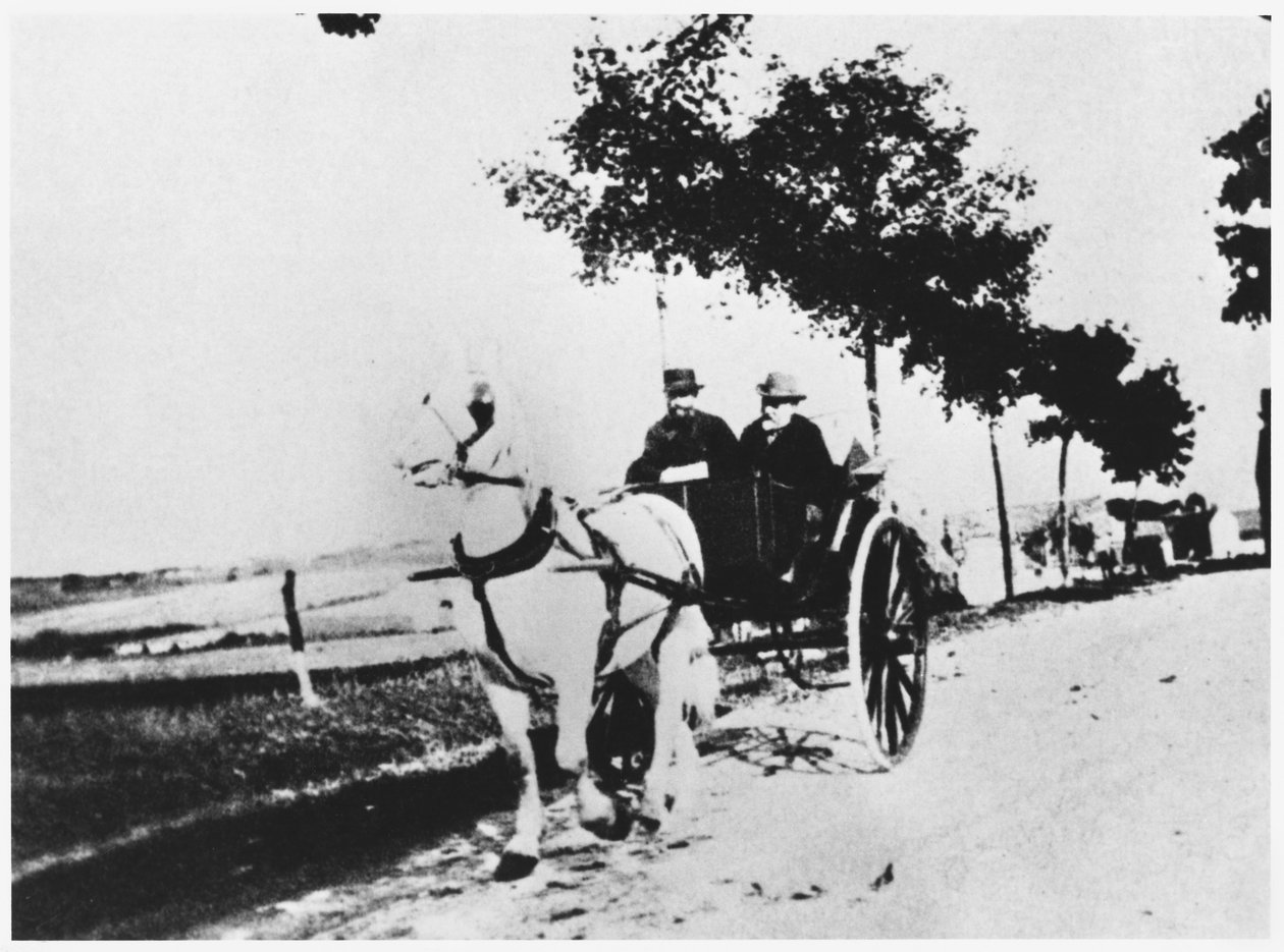 Edgar Degas (1834-1917) y un amigo en el campo de French Photographer