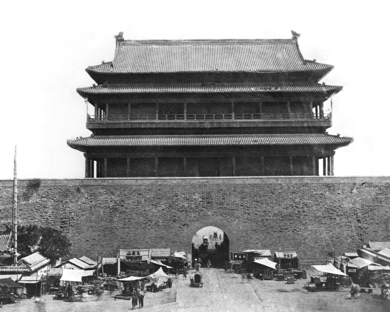 Entrada a la muralla interior, Pekín, China, c.1900 de French Photographer