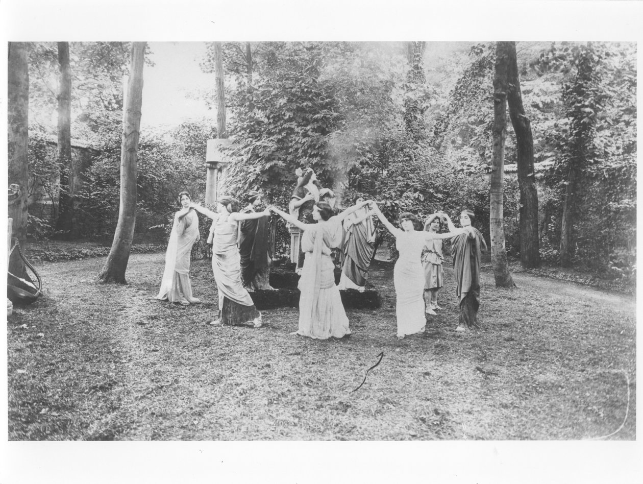 Nathalie Clifford Barney (1876-1972) con bailarines vestidos con togas de French Photographer
