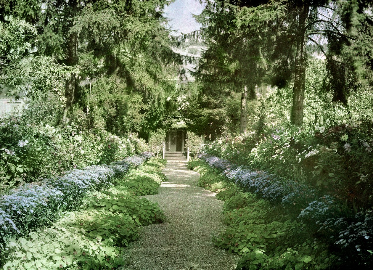 Camino en el Jardín de Monet en Giverny, principios de 1920 de French Photographer