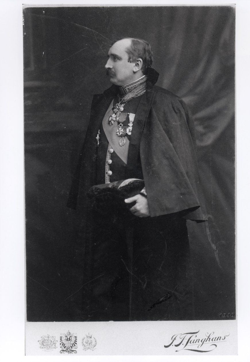 Paul Claudel (1868-1955) en su uniforme de embajador, Praga, c.1910-11 de French Photographer