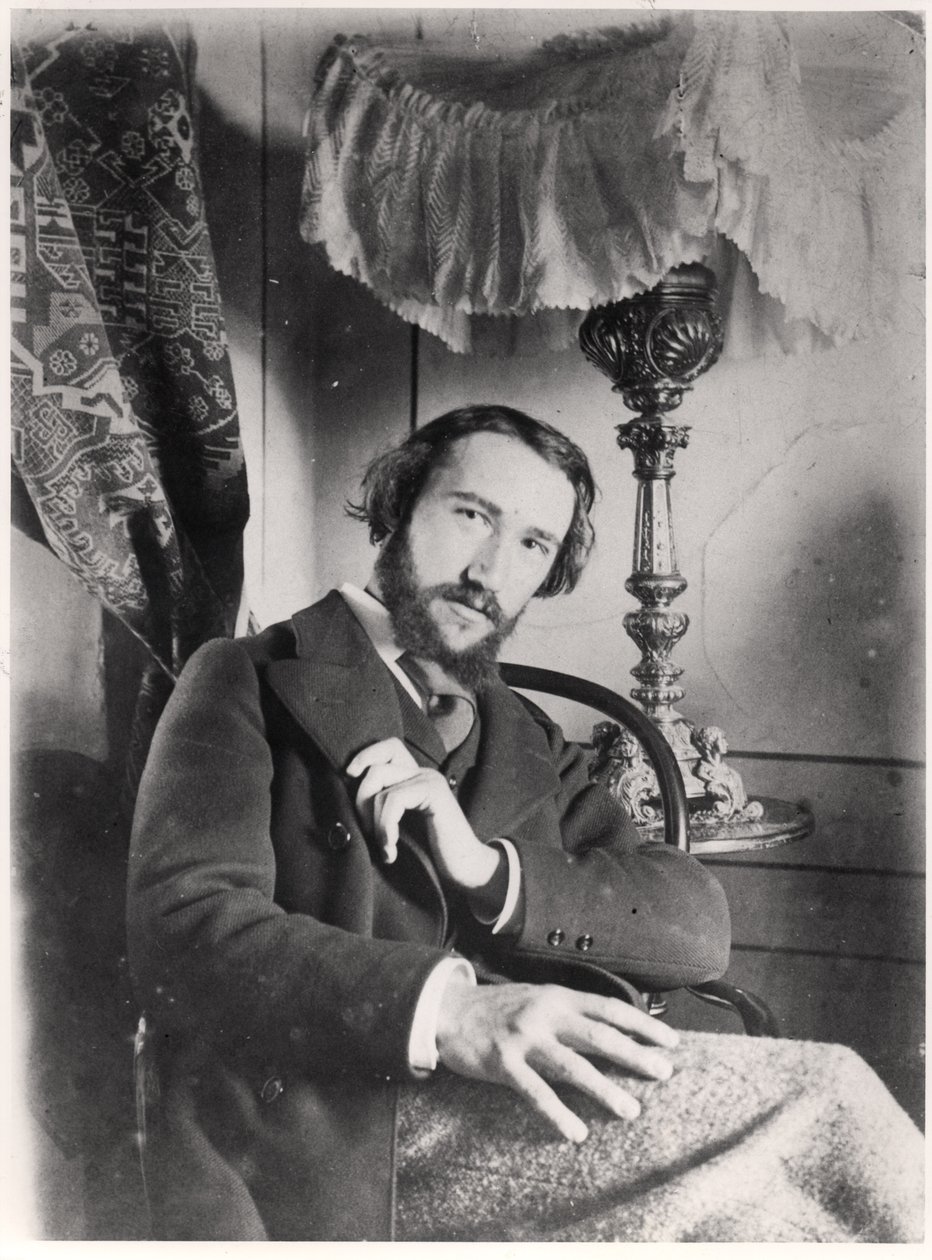 Retrato de Andre Gide (1869-1951) en su apartamento en París, 1894 de French Photographer