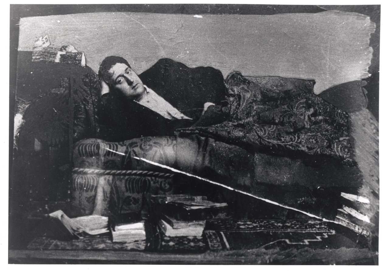 Retrato de Guillaume Apollinaire (1880-1918) reclinado, c.1910 de French Photographer