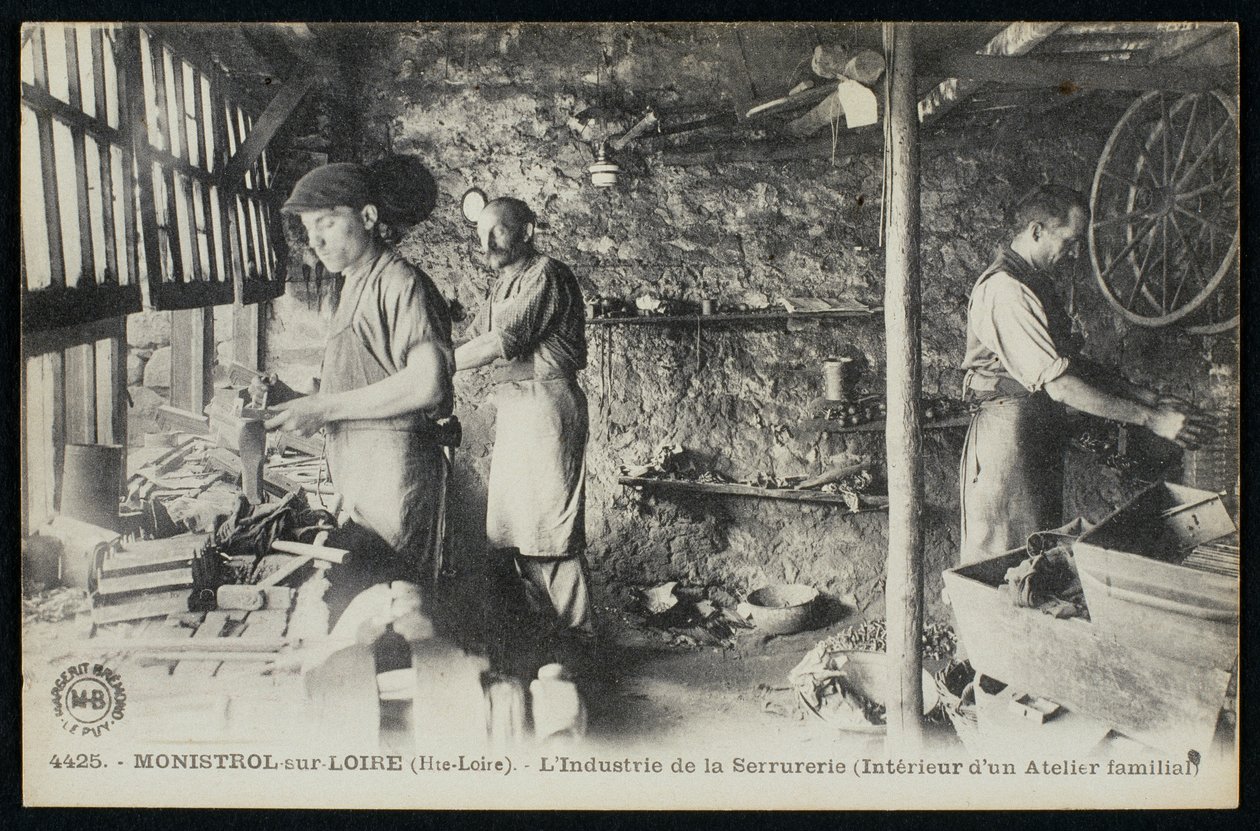 Postal que representa un taller de cerrajeros en Monistrol sur Loire, Le Puy-en-Velay, c.1900 de French Photographer