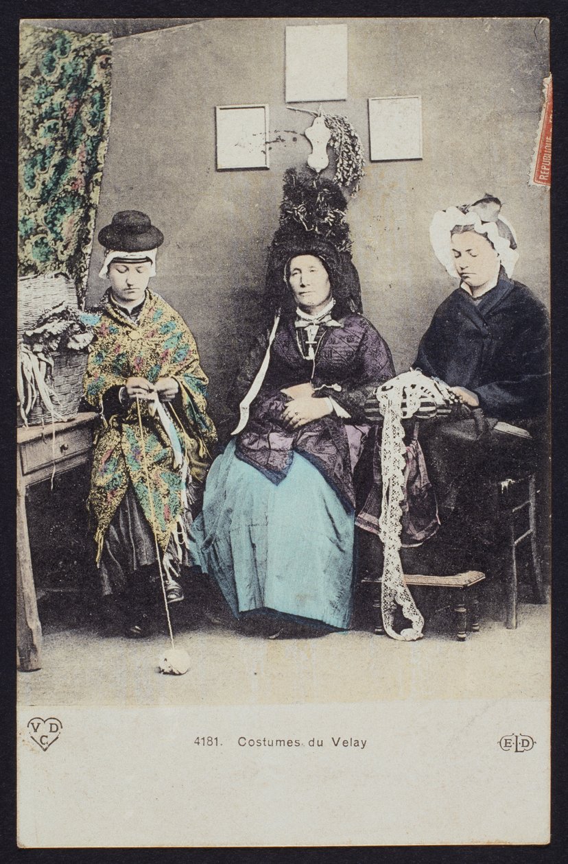Postal que representa trajes del Velay, c.1900 de French Photographer