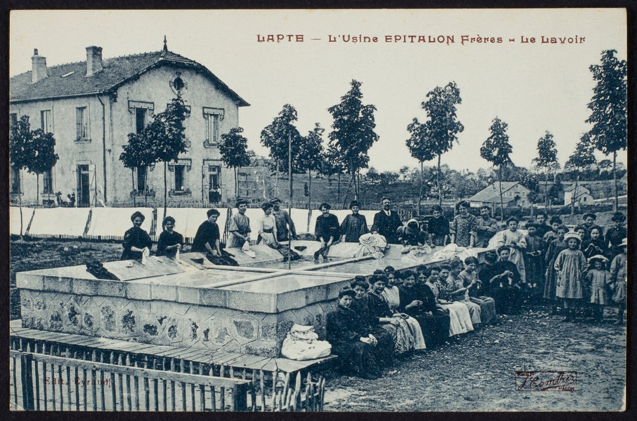 Postal que representa el lavadero de la fábrica Epitalon Freres en Lapte, Haute-Loire, c.1900 de French Photographer