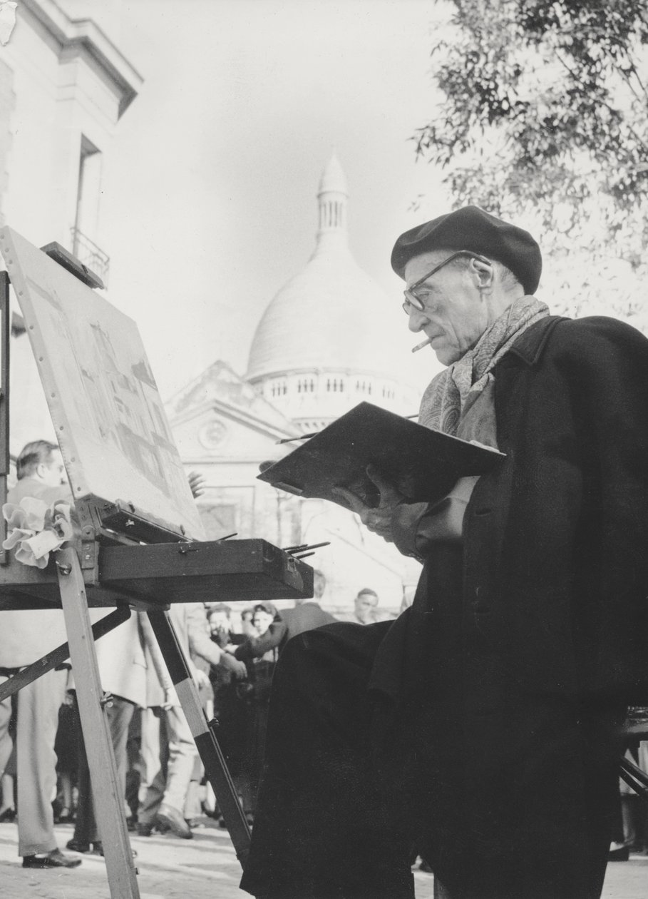 El artista Maurice Utrillo pintando en su caballete en Montmartre, París, años 1950 de French Photographer