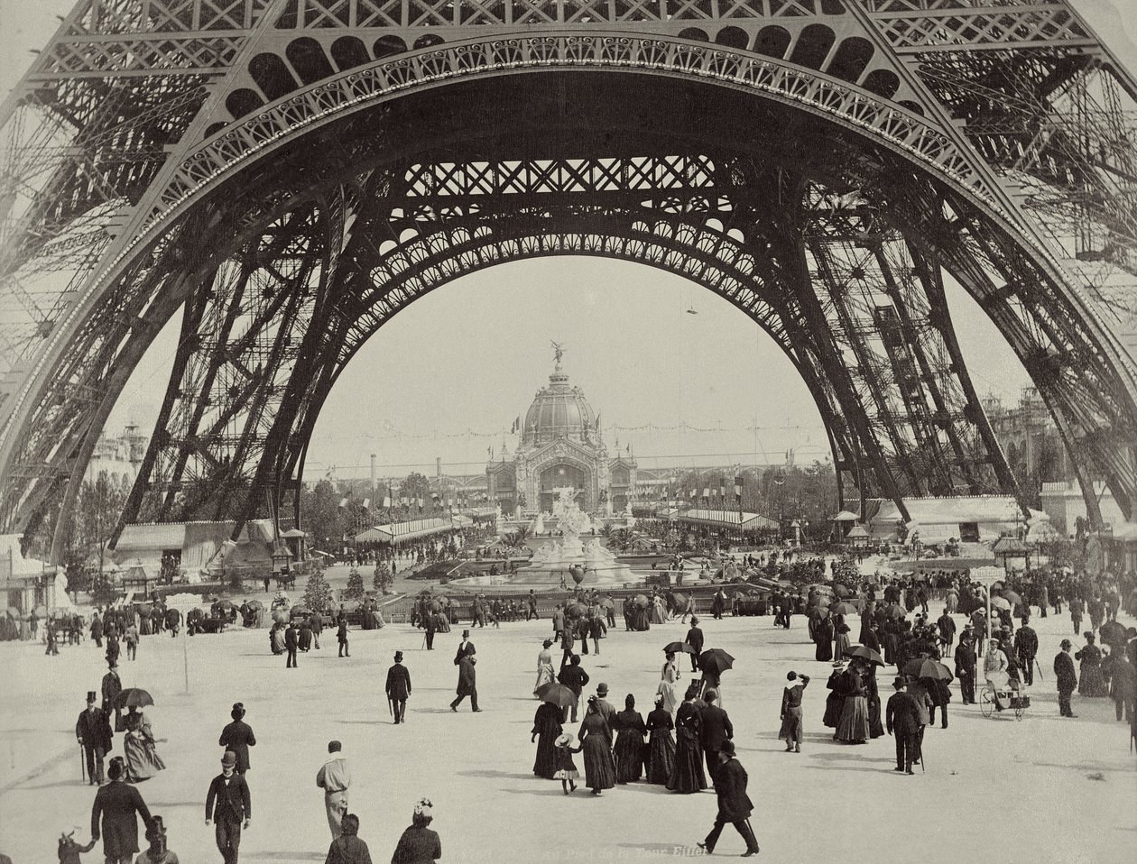 Bajo la Torre Eiffel, del Álbum de la Exposición 1889 por Glucq, París 1889 (fotograbado) de French Photographer