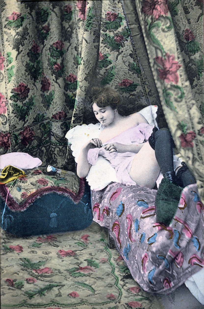 Postal que representa a una niña en un burdel, antes de 1914 de French School