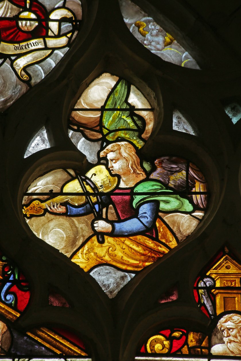 Vidriera que representa un ángel músico con viola de French School