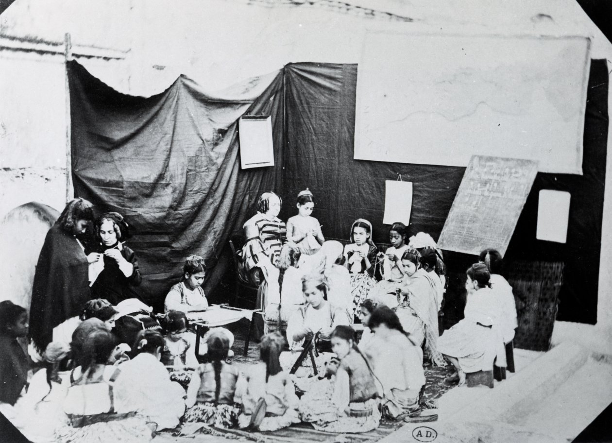 Escuela de niñas en Argelia, 1860 de French Photographer