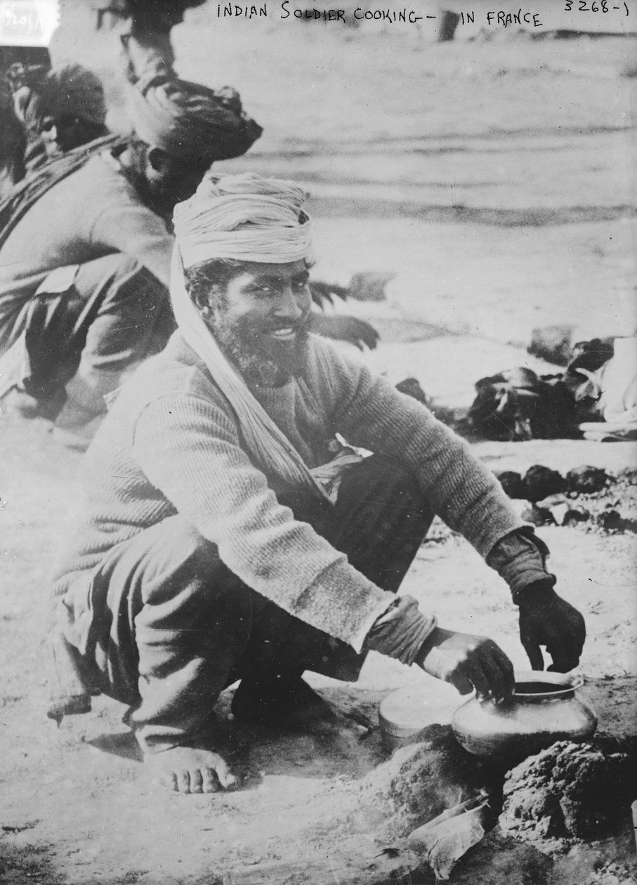 Soldado indio cocinando en Francia, 1914-15 de French Photographer