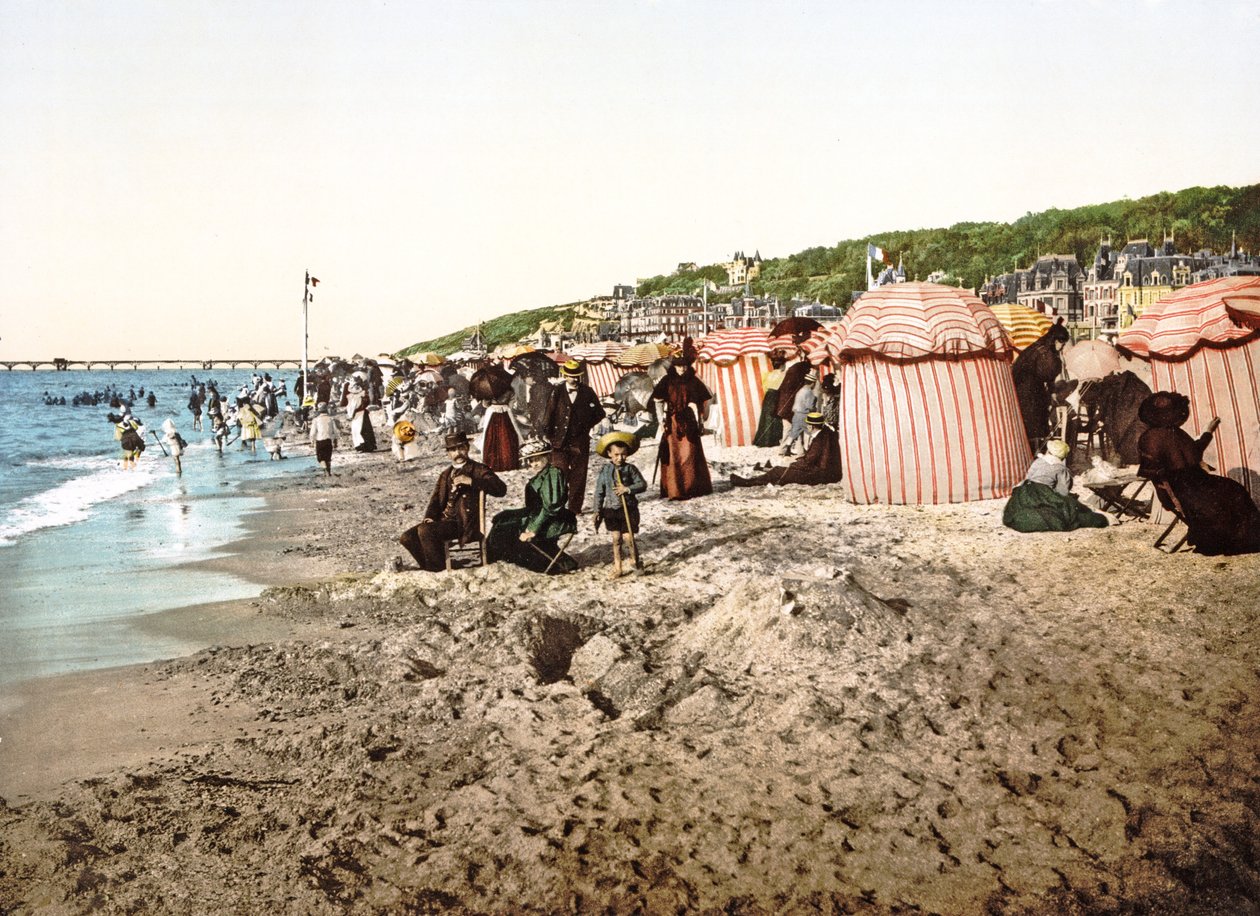 La playa en Trouville, Francia, 1890-1900 de French Photographer