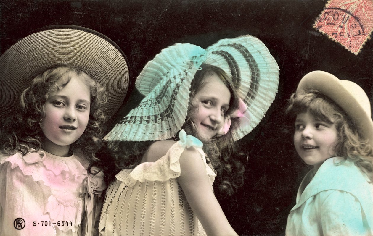 Tres niñas jóvenes con sombreros, sonriendo de French Photographer