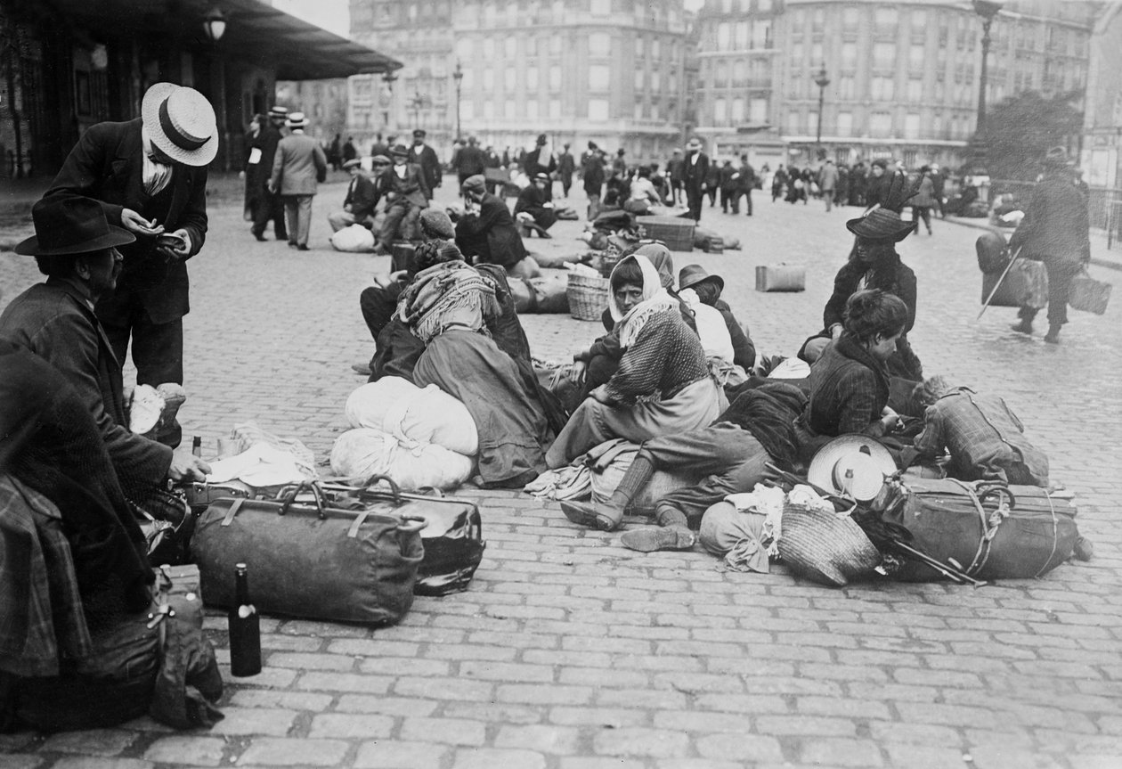 Refugiados de guerra, Gare de Lyon, París, 1914 de French Photographer