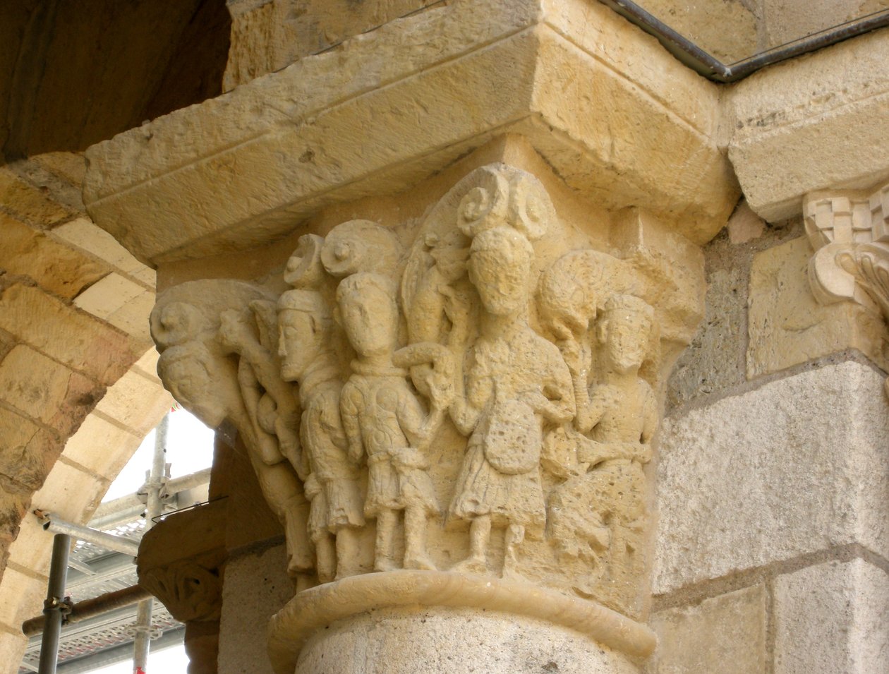Capitel que representa un grupo de hombres de French School