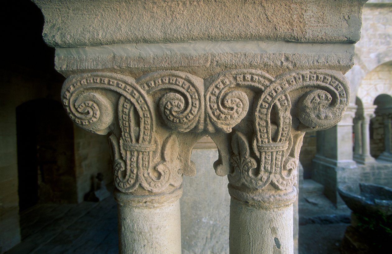 Capiteles tallados del claustro de French School
