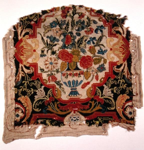 Respaldo de silla que representa un jarrón de flores de French School