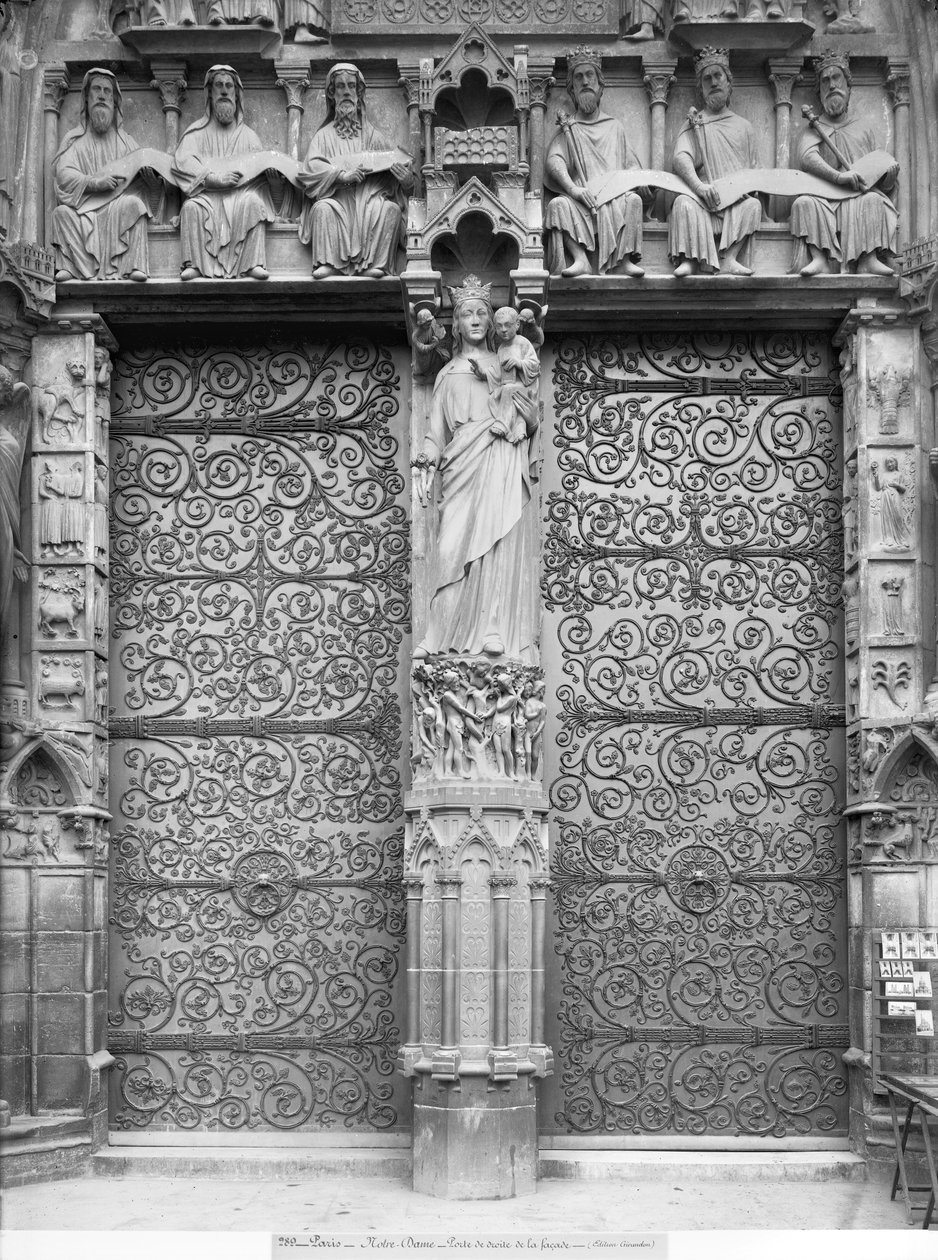 Fachada de Notre-Dame, portal izquierdo, París de French School