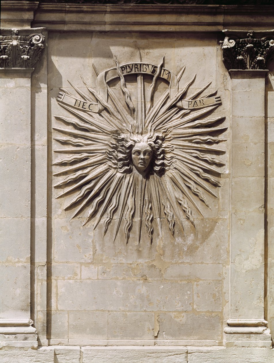 Relieve del sol de la fachada de French School