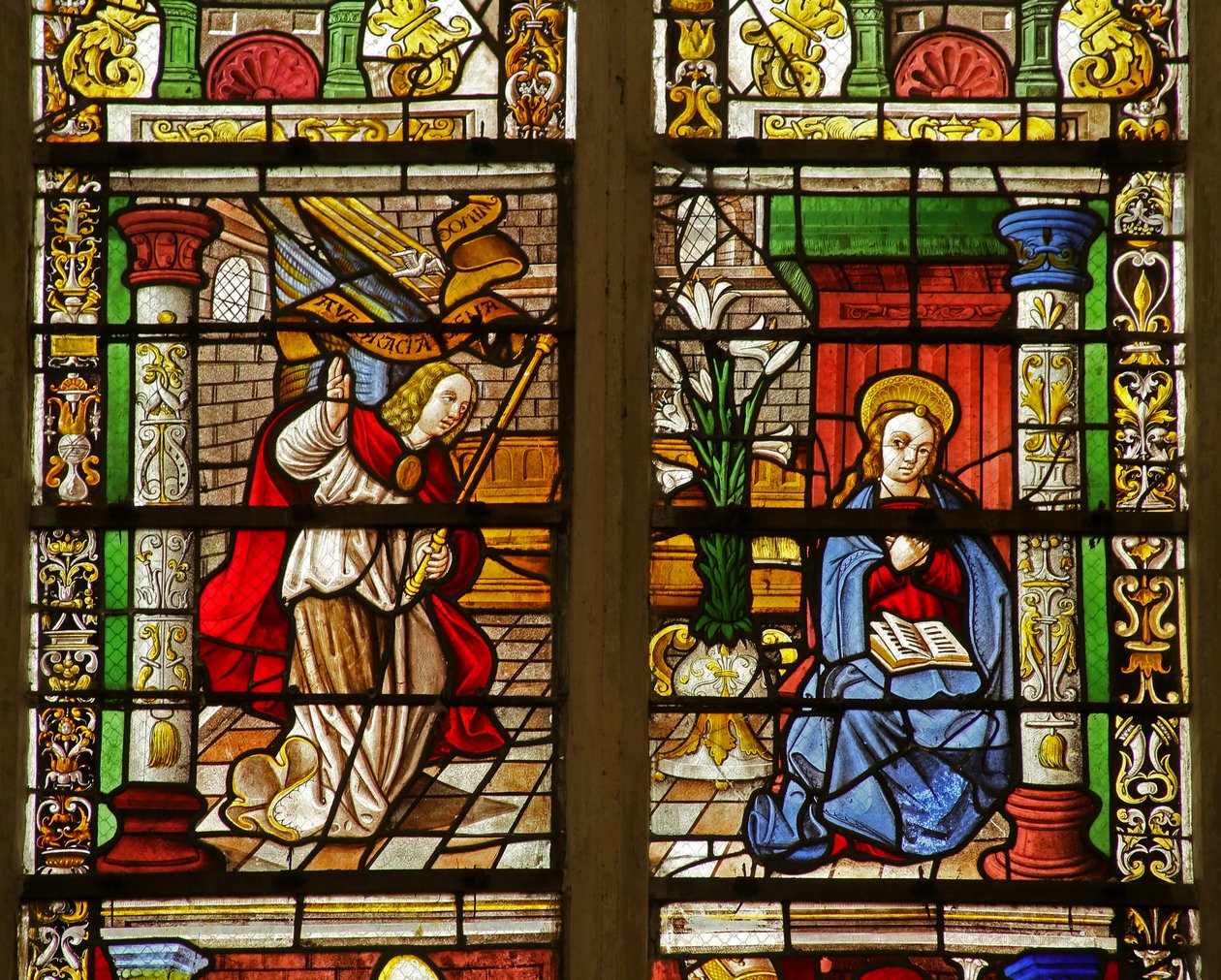 Ventana que representa la Anunciación de French School