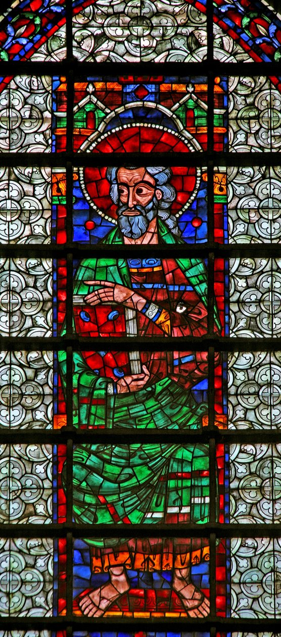 Ventana w109 que representa a un apóstol de French School