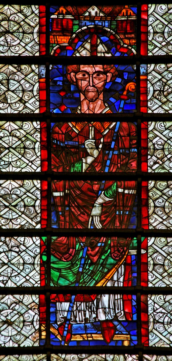 Ventana w109 que representa a un arzobispo de French School