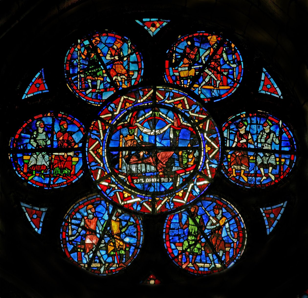 Ventana w121 que representa a Salomón rodeado de caballeros de French School
