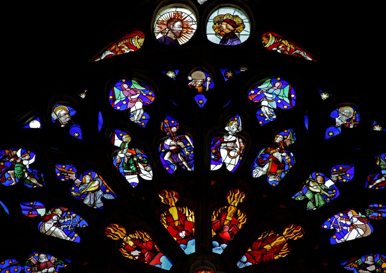 Ventana w135 que representa ángeles músicos de French School