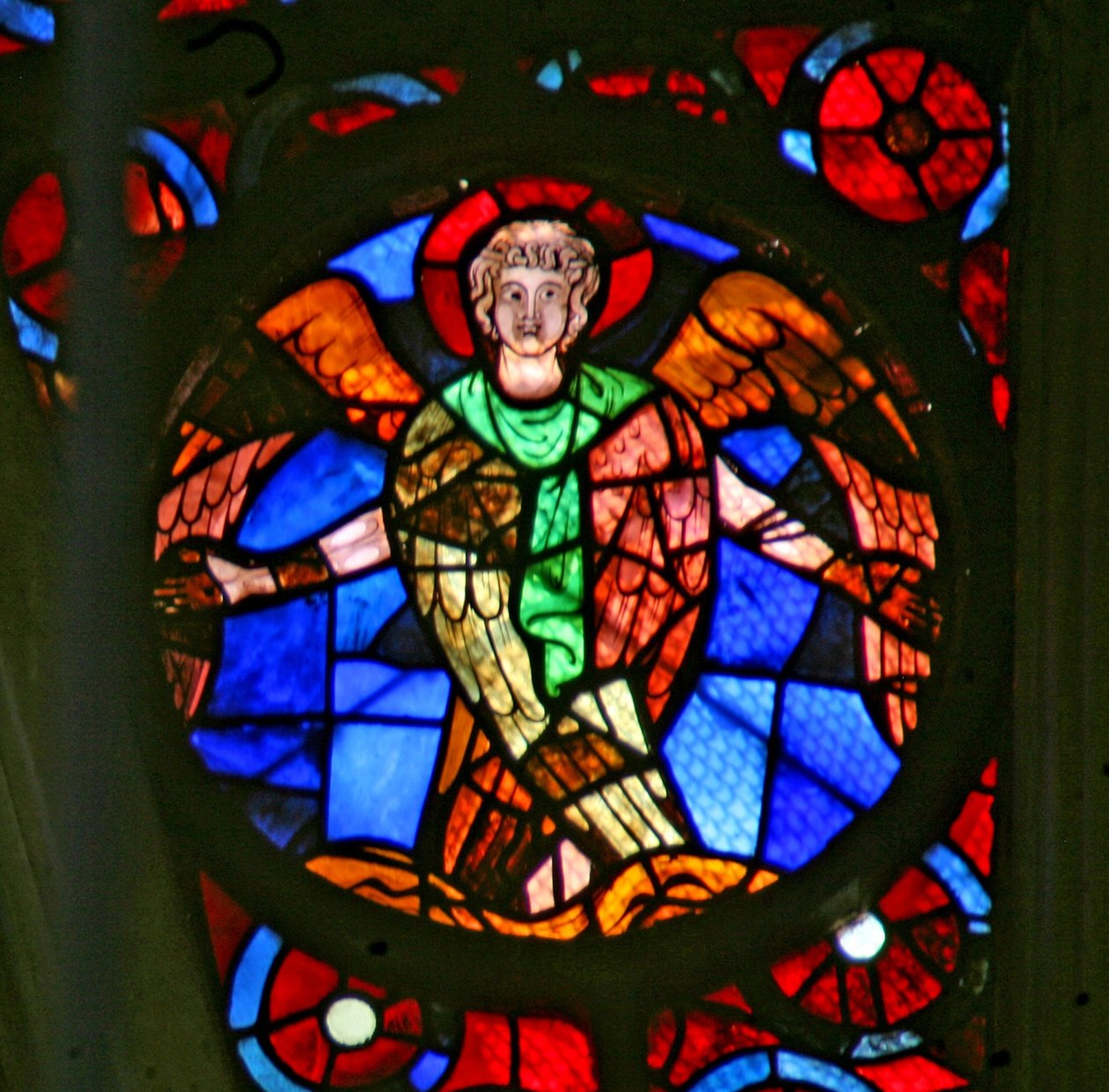 Ventana w141 que representa la Jerarquía Angélica: Serafines de French School