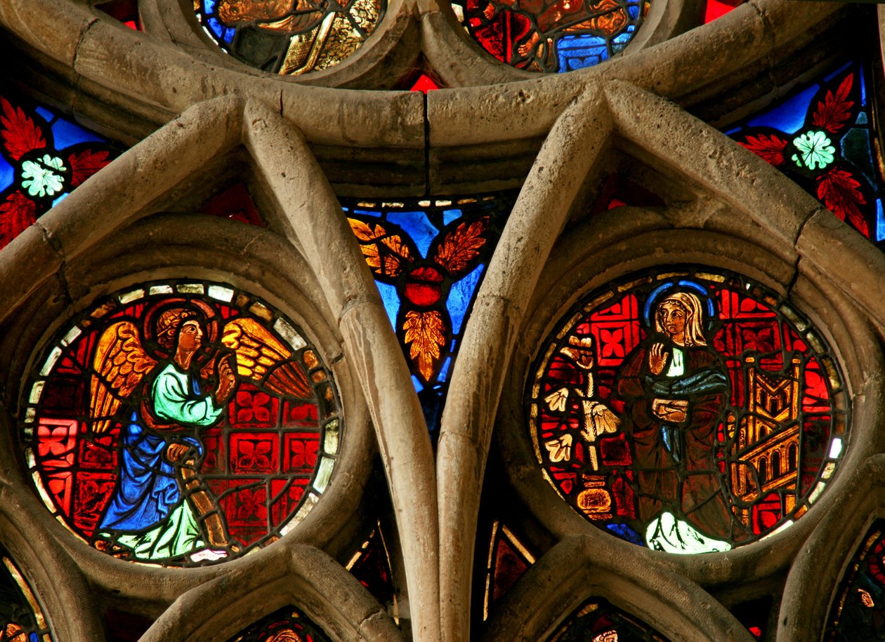 Ventana que representa la Anunciación de French School