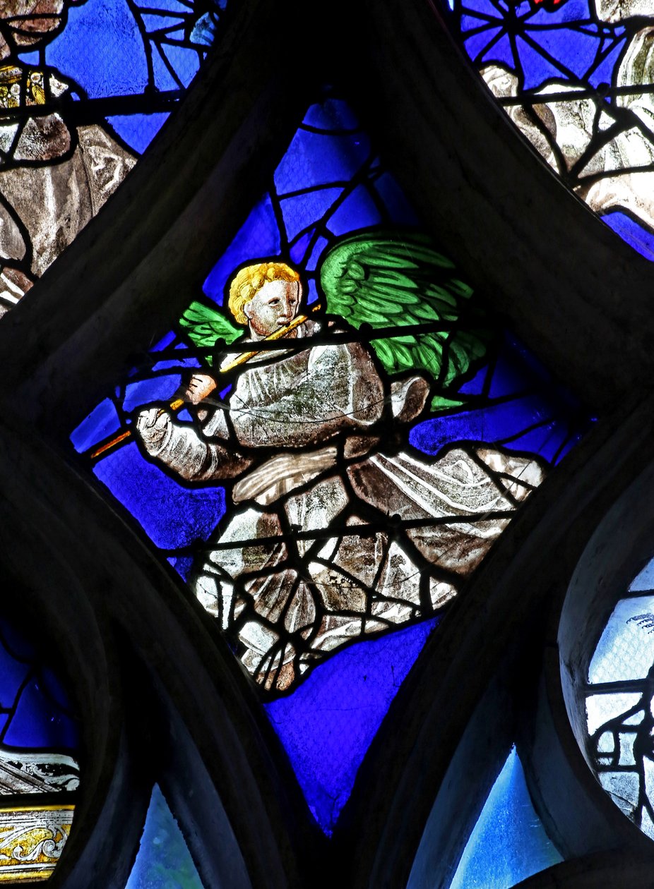 Ventana w4 representando a un ángel músico de French School