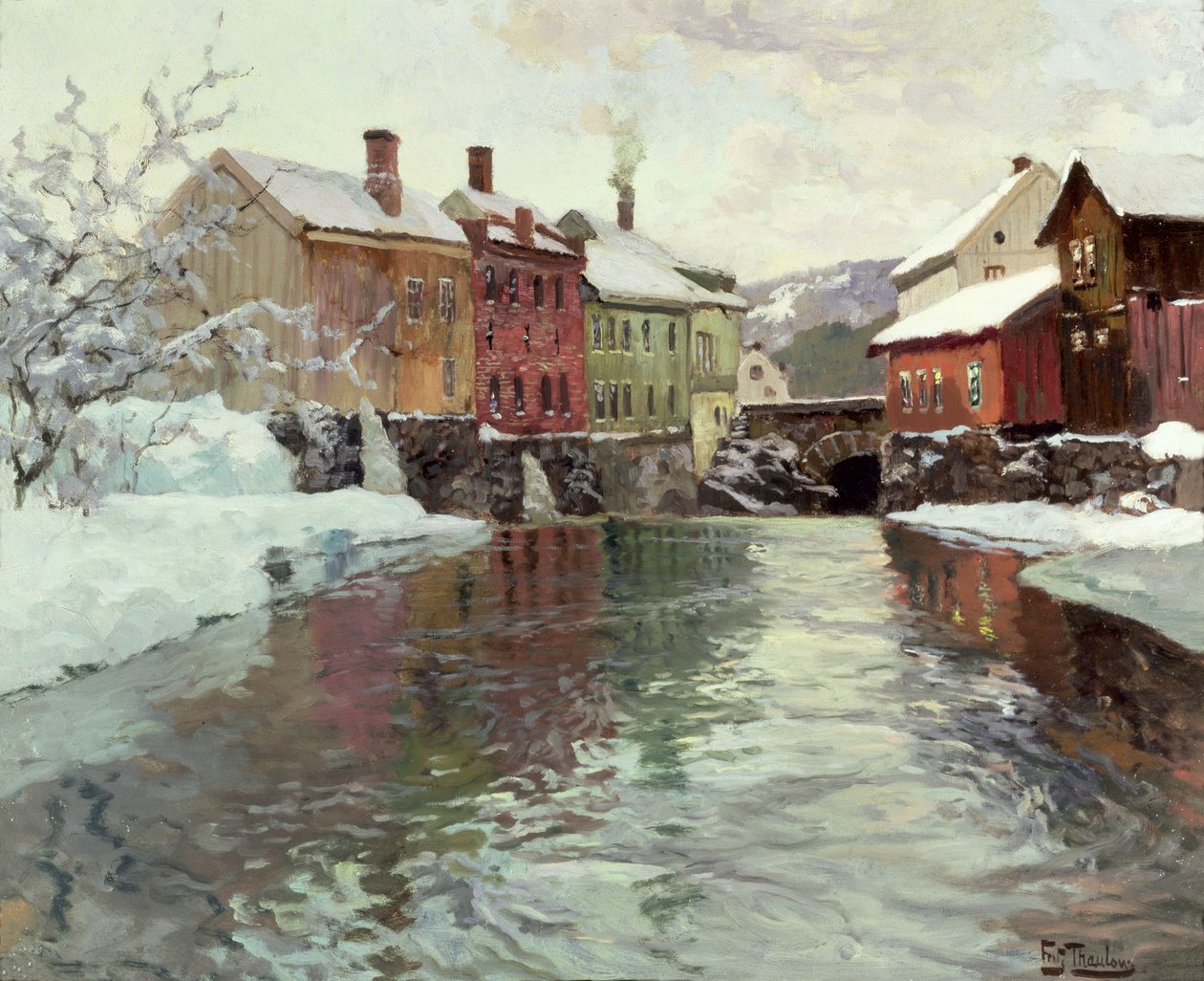 Edificios cubiertos de nieve junto a un río de Frits Thaulow