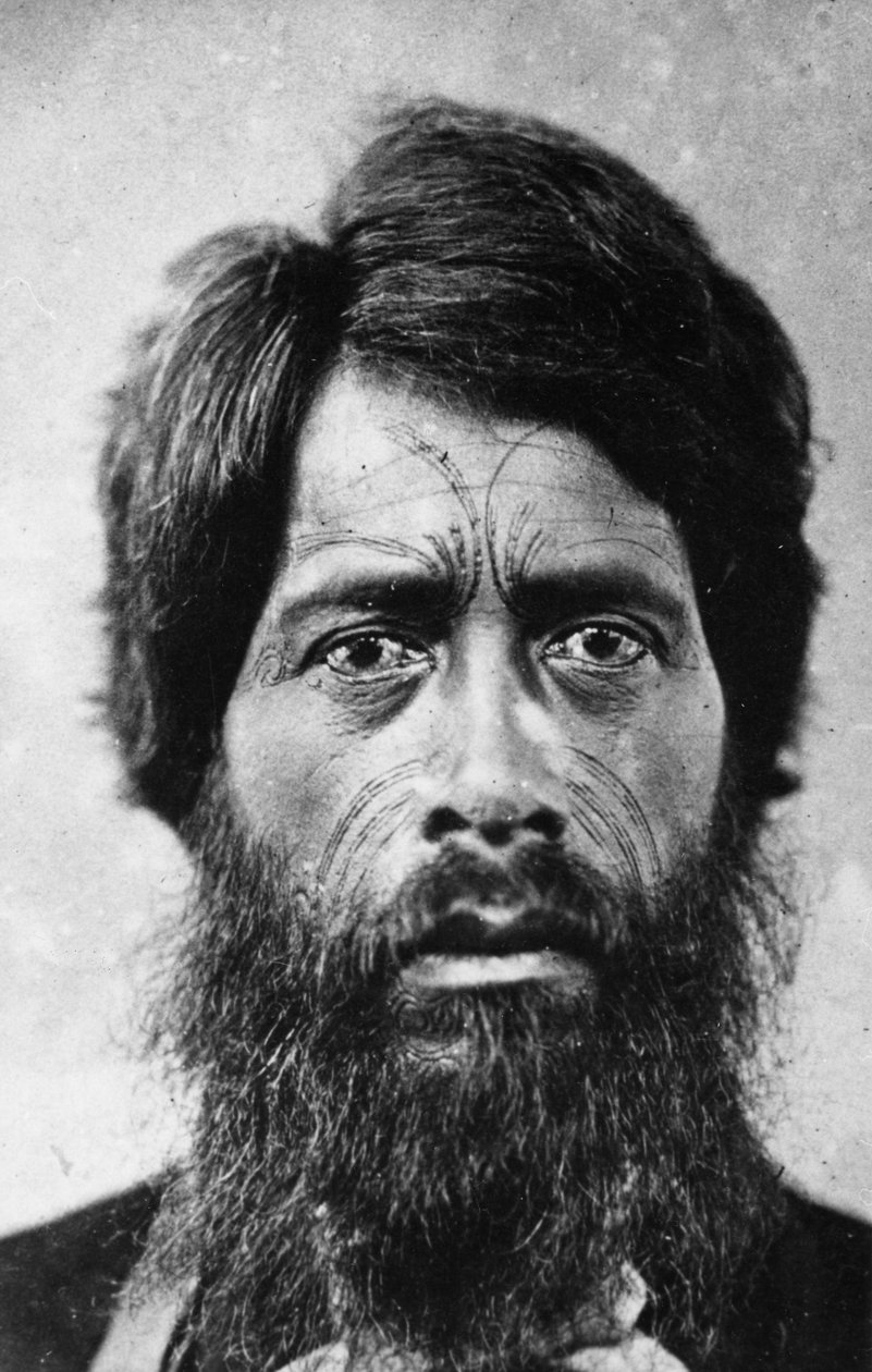 Hombre maorí con tatuaje facial 