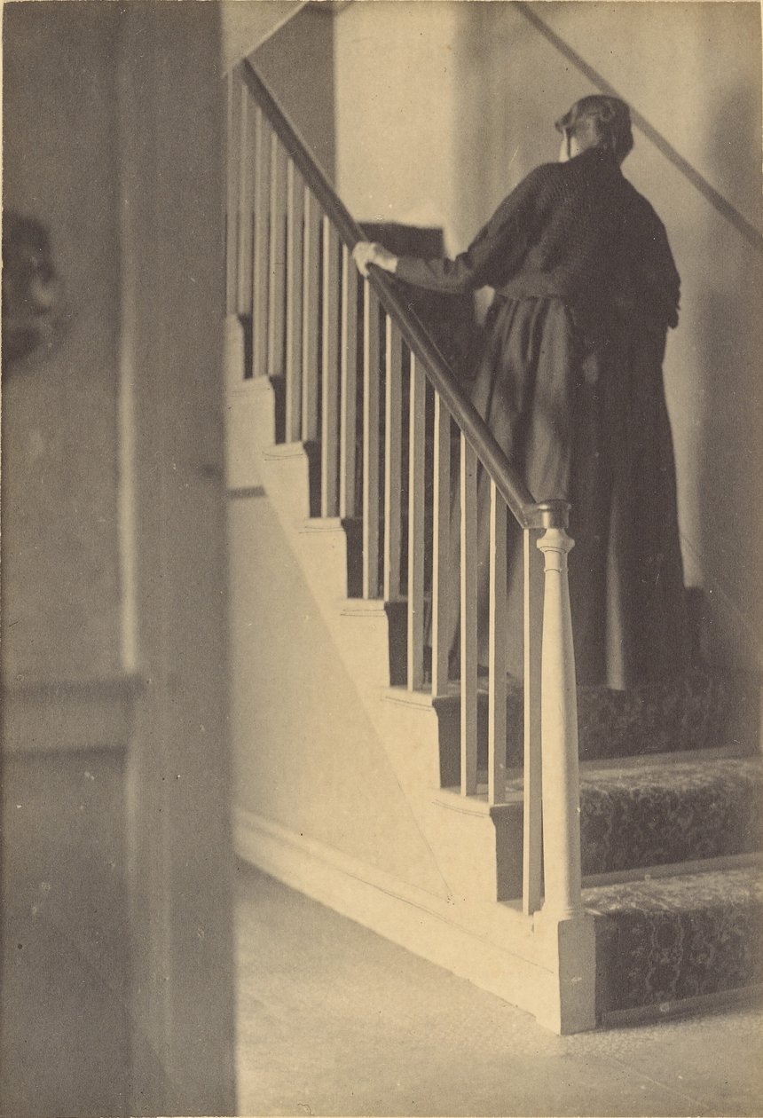 [Mujer Subiendo Escalera] de George W. Hewitt